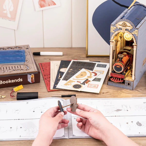 Time Travel TGB04 - Book Nook DIY Kit: In Viaggio nel Tempo